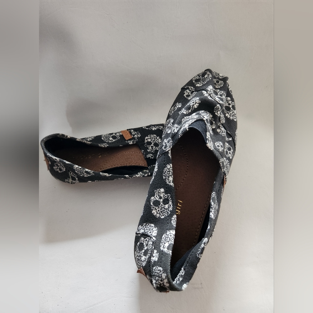 🏷 [30% 2+] Skull Patterned Slip-on Shoes